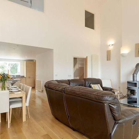 Cotswolds Lake Side Home With Luxury Spa Swallows Nest,Lower Mill Estate, Lakeside Home And Spa With A Harry Potter Cupboard Under The Stairs Somerford Keynes Kültér fotó