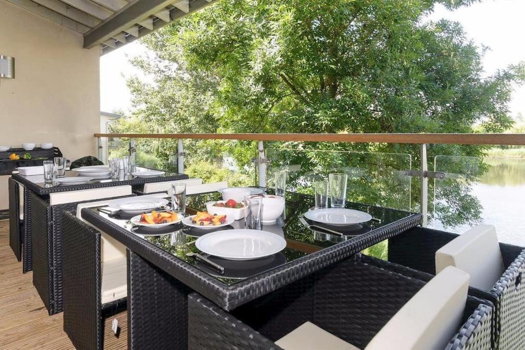 Cotswolds Lake Side Home With Luxury Spa Swallows Nest,Lower Mill Estate, Lakeside Home And Spa With A Harry Potter Cupboard Under The Stairs Somerford Keynes Kültér fotó