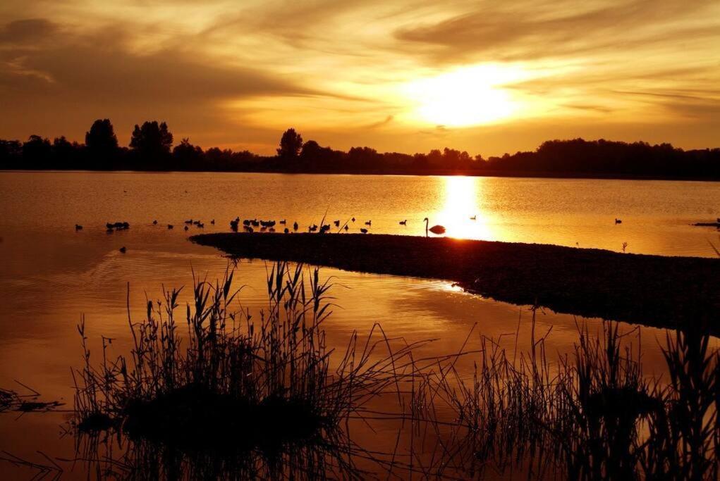 Cotswolds Lake Side Home With Luxury Spa Swallows Nest,Lower Mill Estate, Lakeside Home And Spa With A Harry Potter Cupboard Under The Stairs Somerford Keynes Kültér fotó