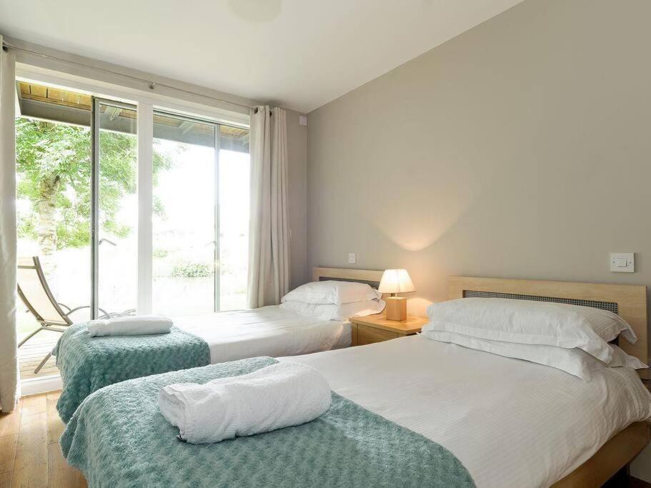 Cotswolds Lake Side Home With Luxury Spa Swallows Nest,Lower Mill Estate, Lakeside Home And Spa With A Harry Potter Cupboard Under The Stairs Somerford Keynes Kültér fotó