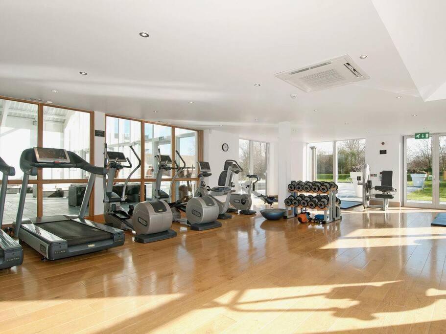 Cotswolds Lake Side Home With Luxury Spa Swallows Nest,Lower Mill Estate, Lakeside Home And Spa With A Harry Potter Cupboard Under The Stairs Somerford Keynes Kültér fotó