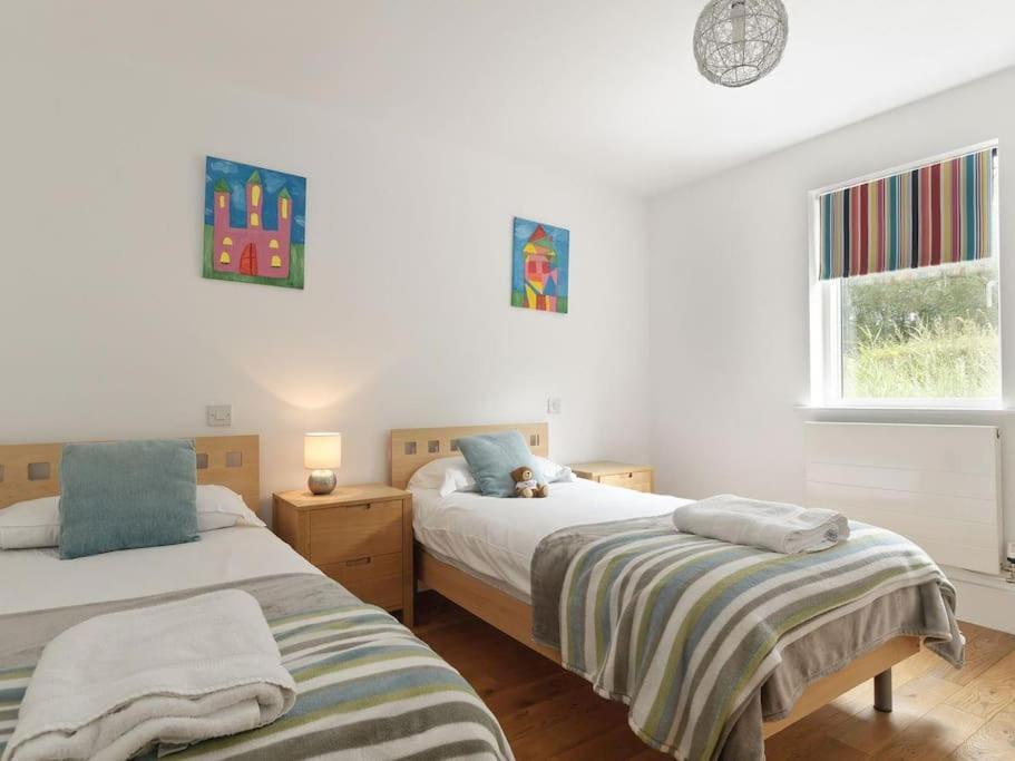 Cotswolds Lake Side Home With Luxury Spa Swallows Nest,Lower Mill Estate, Lakeside Home And Spa With A Harry Potter Cupboard Under The Stairs Somerford Keynes Kültér fotó