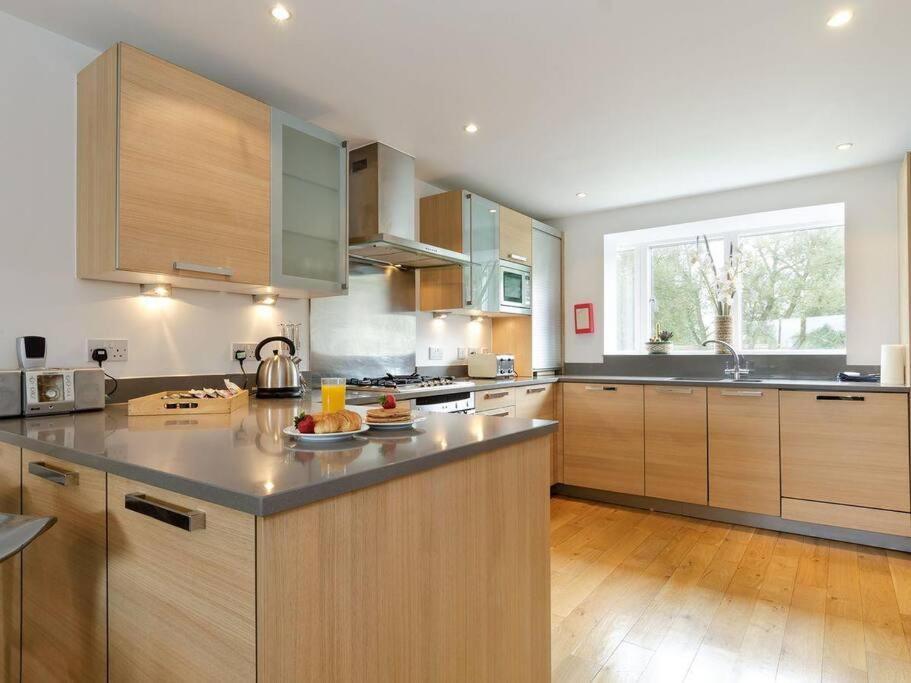 Cotswolds Lake Side Home With Luxury Spa Swallows Nest,Lower Mill Estate, Lakeside Home And Spa With A Harry Potter Cupboard Under The Stairs Somerford Keynes Kültér fotó