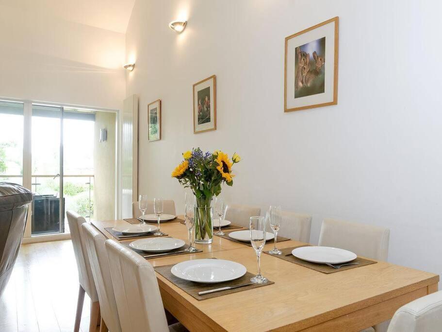 Cotswolds Lake Side Home With Luxury Spa Swallows Nest,Lower Mill Estate, Lakeside Home And Spa With A Harry Potter Cupboard Under The Stairs Somerford Keynes Kültér fotó