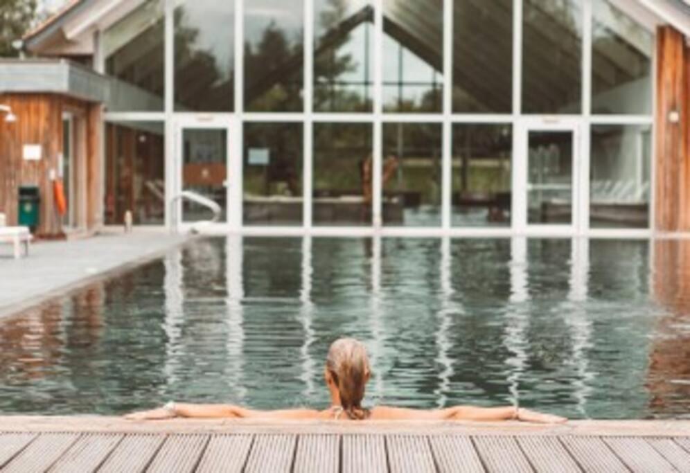 Cotswolds Lake Side Home With Luxury Spa Swallows Nest,Lower Mill Estate, Lakeside Home And Spa With A Harry Potter Cupboard Under The Stairs Somerford Keynes Kültér fotó